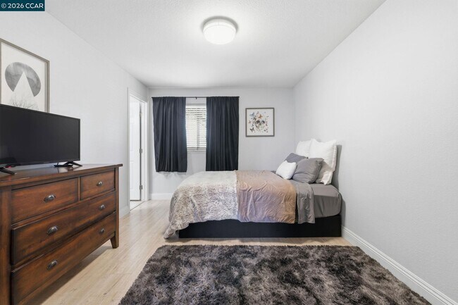 Building Photo - 102 Luna Grande Cir