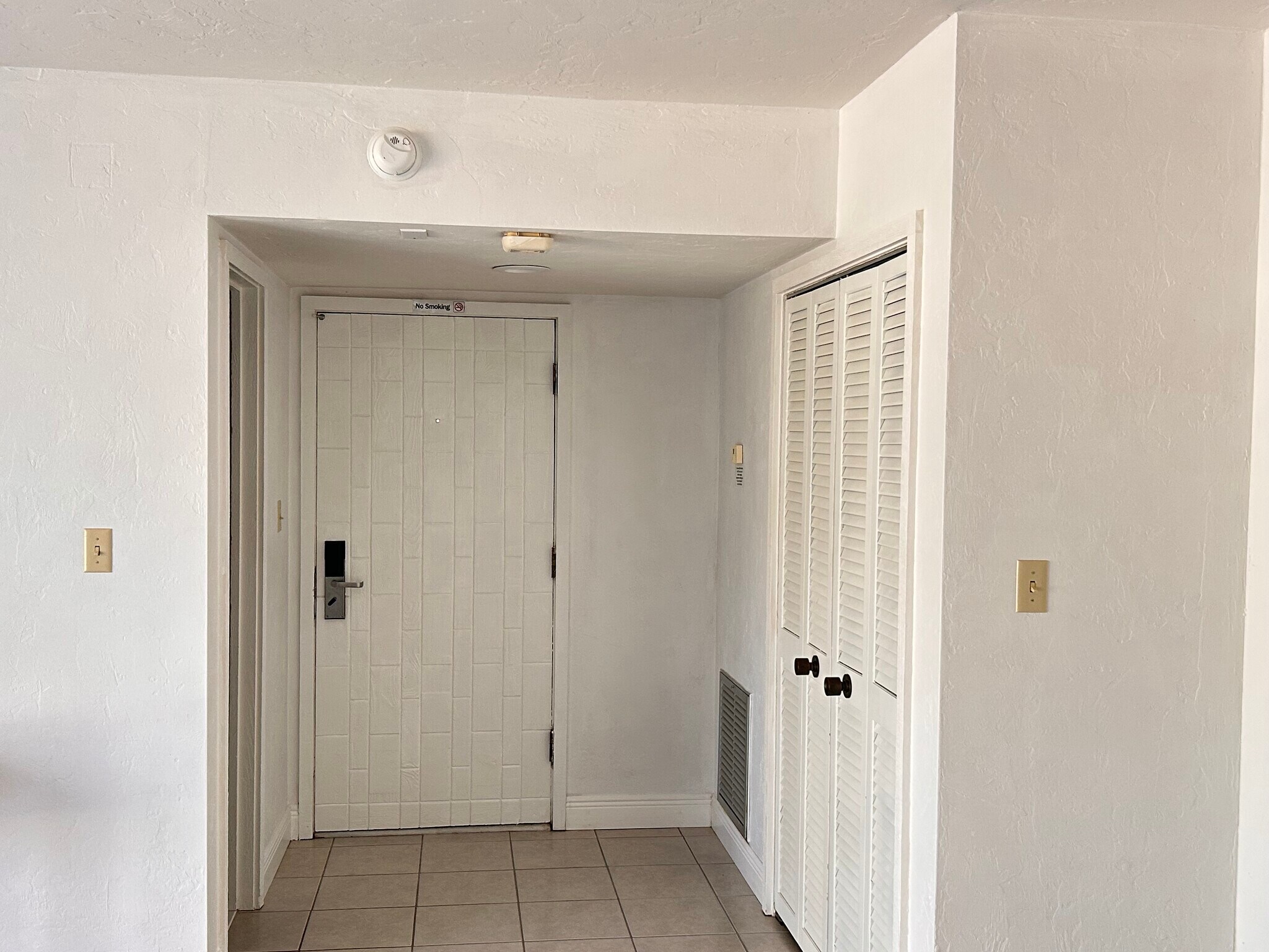 Private entrance to master bedroom - 4031 Abbey Ct