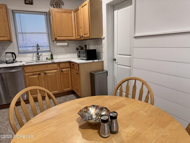 Building Photo - 604 SE Central Ave