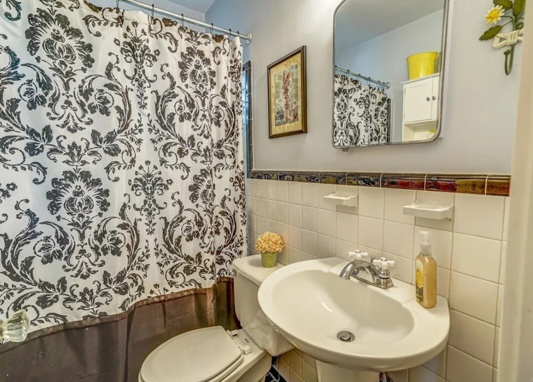 Building Photo - 3500 Rosewood Ave