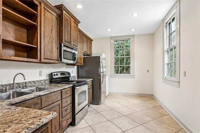 Building Photo - 629 Royal St