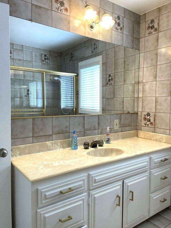 Building Photo - Charming 3-Bedroom Home with Modern Upgrad...