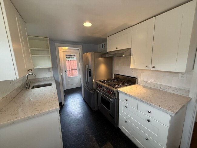 Building Photo - CHARMING ONE BEDROOM / ONE BATHROOM MILL V...