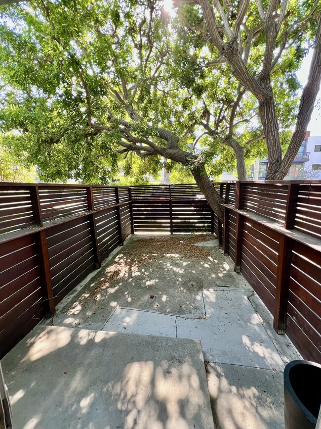 Building Photo - Royal Alfred 726 N. Alfred