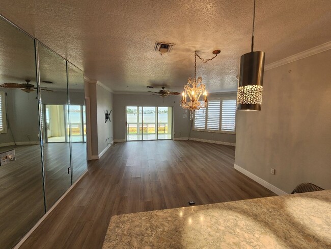 Building Photo - Bouchelle Island 2 Bedroom 2 Bath Condo
