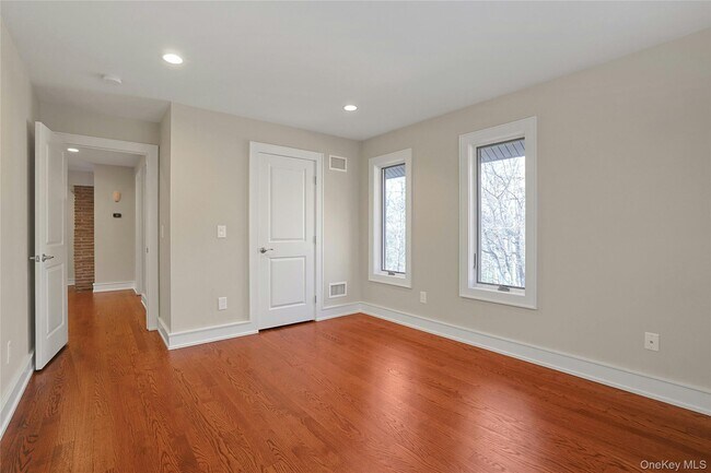 Building Photo - 300 Clausland Mountain Rd