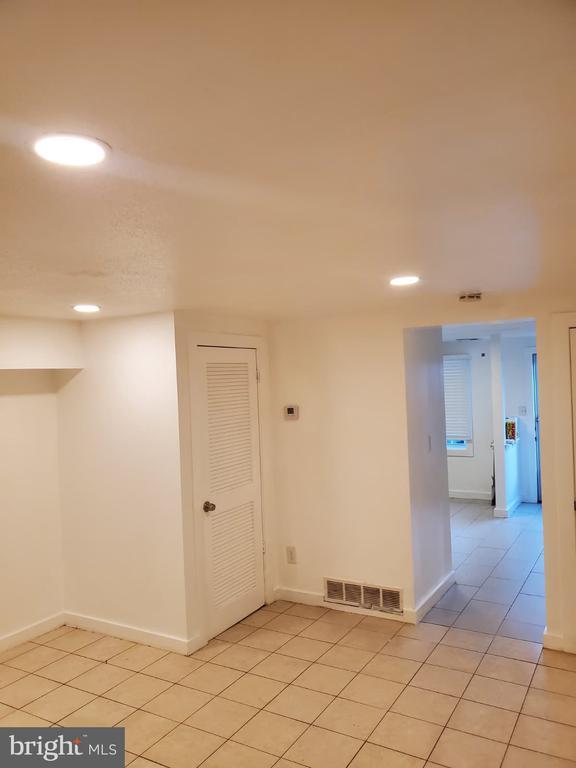 Building Photo - 1909 Dutch Village Dr