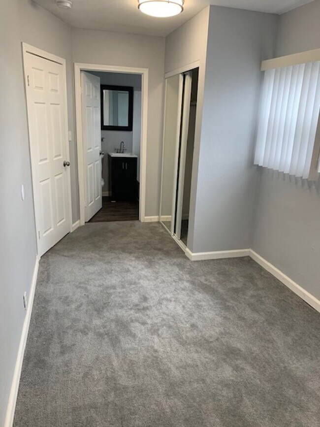 Building Photo - 10514 1/2 S. Vermont Ave.-