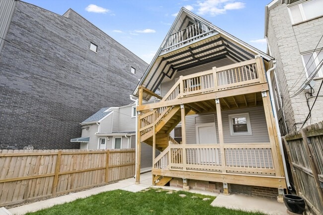 Building Photo - 2617 W Fullerton Ave