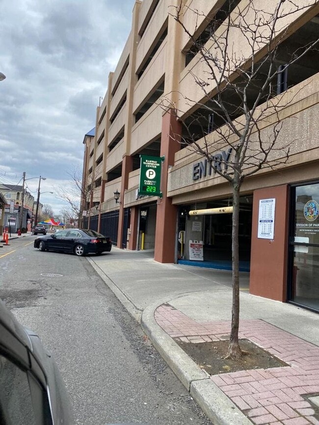 Building Photo - Renovated, centrally located and with lots of amenities (& great views) describes this 11th fl, 2...