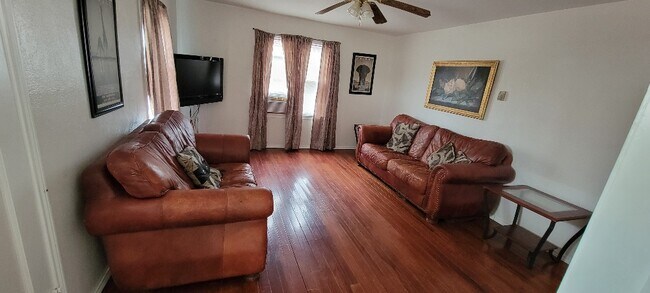 Building Photo - 705 N Elm St