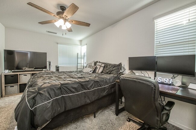 Building Photo - Stunning Clovis Home!