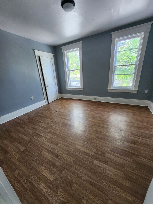 Building Photo - Upper 4 bedroom unit