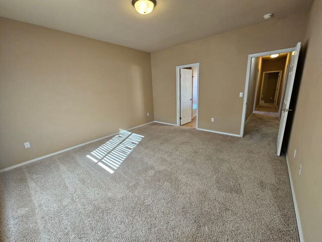 Building Photo - Large 4 bdrm/2 bath home in Desert Lakes G...