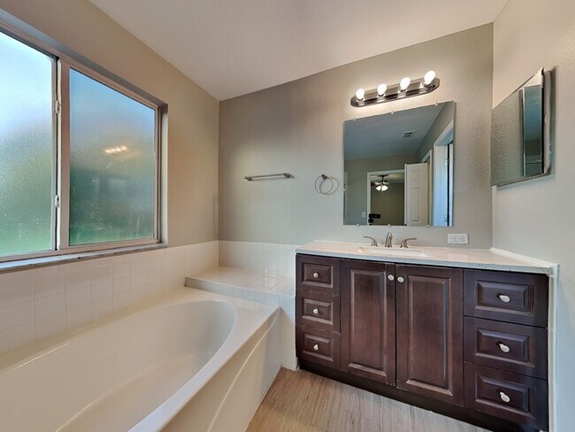 Building Photo - 774 Burlwood St