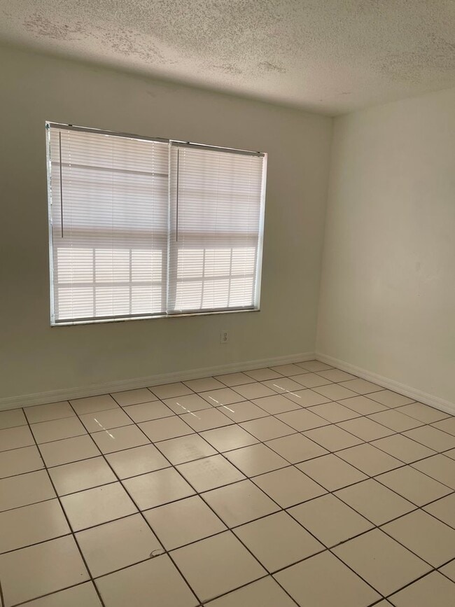 Building Photo - Duplex for lease