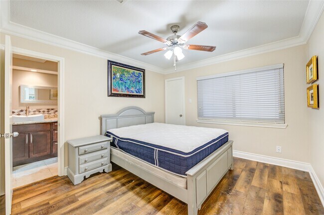 Building Photo - 2527 Potomac Dr