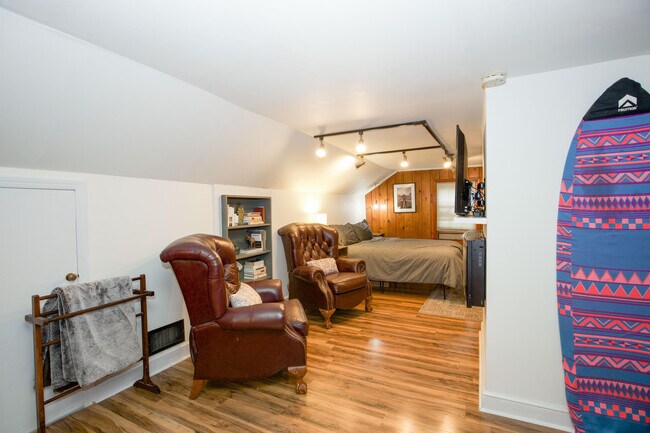 Building Photo - 325 Midland Rd