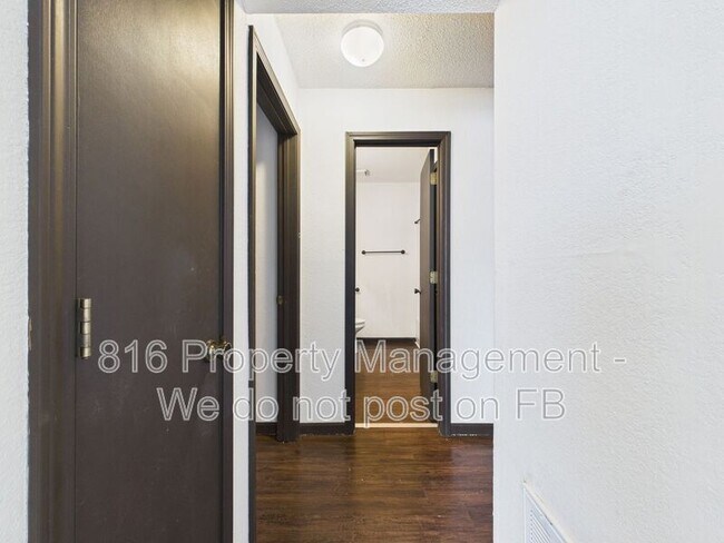 Building Photo - 1020 NE Lindsay Ave