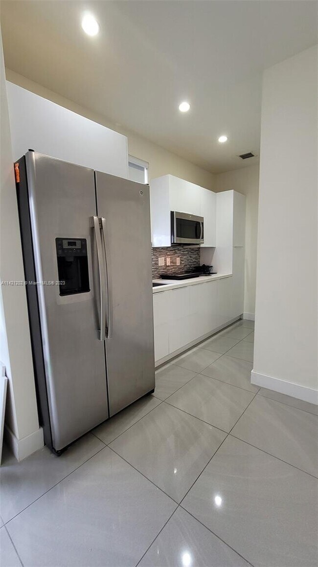 Building Photo - 6331 NW 105th Ct