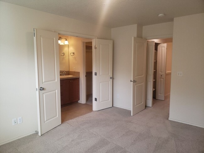 Building Photo - Wonderful Townhouse in Bethany/ NW Portland