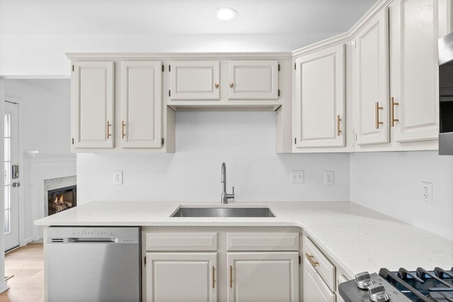 Building Photo - Pet Friendly Three Bedroom in Springfield!