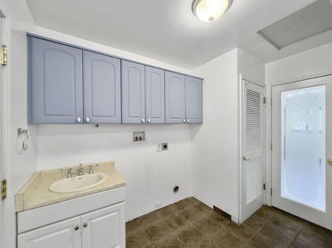 Building Photo - Spacious 4-Bedroom Home with Stunning Hill...
