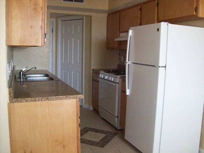 Building Photo - 2522 Gold Ave