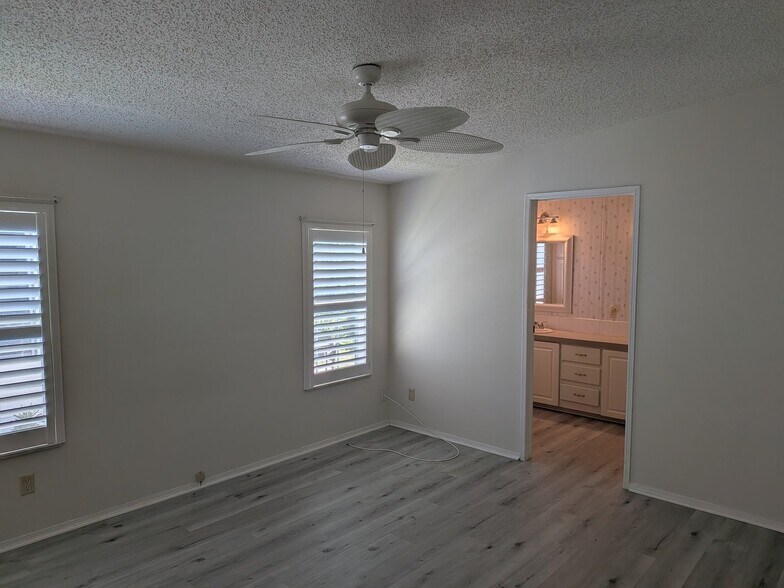 Building Photo - 215 Tiger Lilly Dr