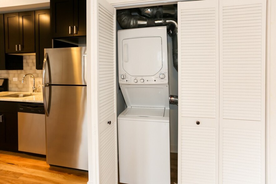 Building Photo - 2015 W Eastwood Ave