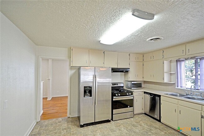 Building Photo - 268 E Mill St