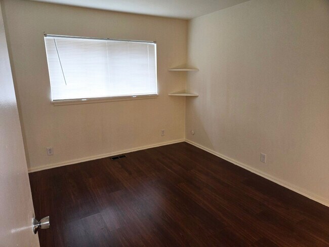 Building Photo - 755 Emmons Ave