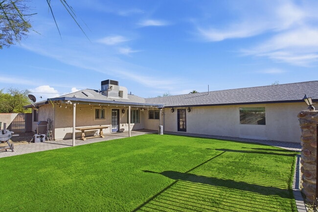 Building Photo - 1901 N Rosemont Blvd