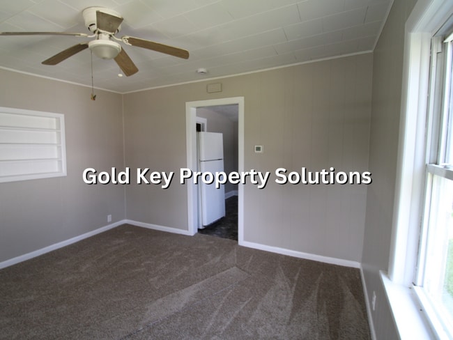 Building Photo - 2 BR 1 BA House with New Carpet and Paint ...