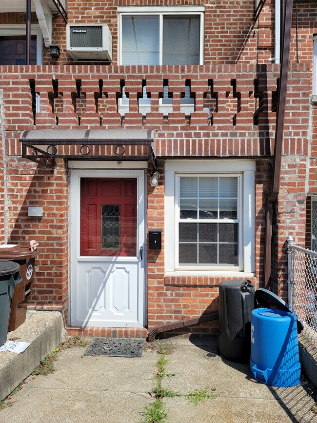 Building Photo - Ground floor apt with backyard