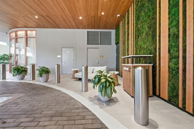 Building Photo - 2678 Tigertail Ave