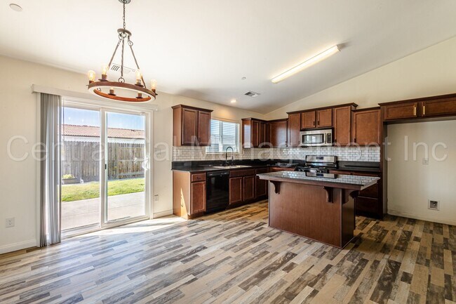 Building Photo - 3 Bedroom/2 Bath Home in Tyner Ranch - $22...