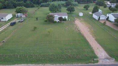 Building Photo - Charming 3 bed 2 bath on 1 acre lot