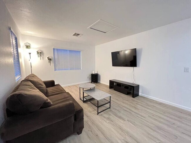 Building Photo - Beautiful 4 Bedroom 2 Bathroom Pool House in South West