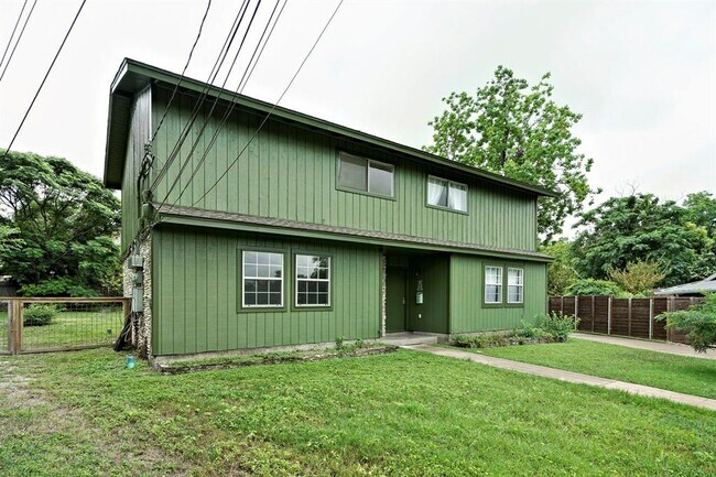 Building Photo - 903 Aurora Cir