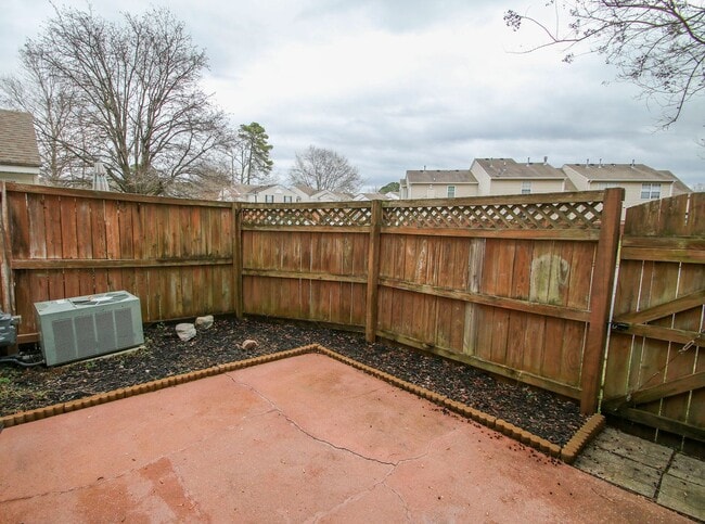 Building Photo - Townhome in sought after Coventry.