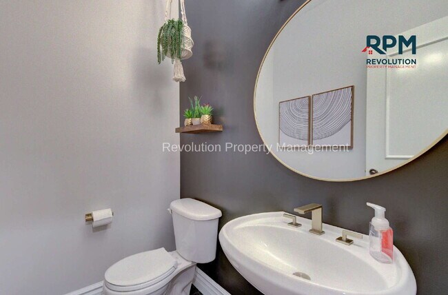 Building Photo - "Spacious Elegance: Stunning 6-Bedroom Ret...