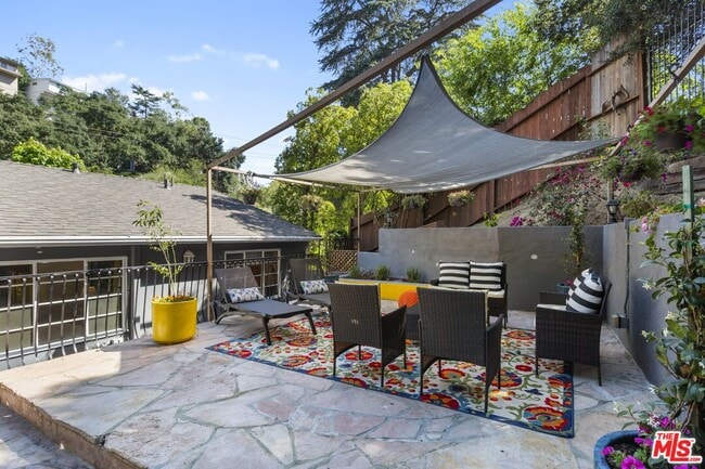 Building Photo - 2867 Beachwood Dr