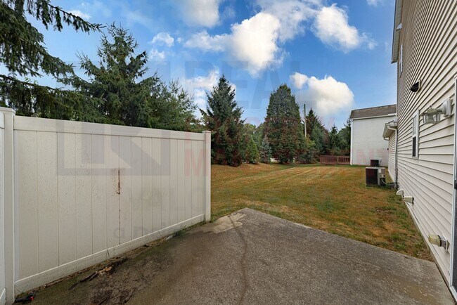 Building Photo - Beautifully maintained 3 Bed 2 Bath Home i...