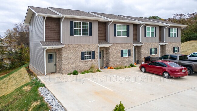 Building Photo - 916 Warrior Hill Dr