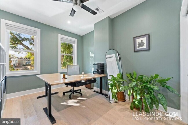 Building Photo - 121 15th St SE