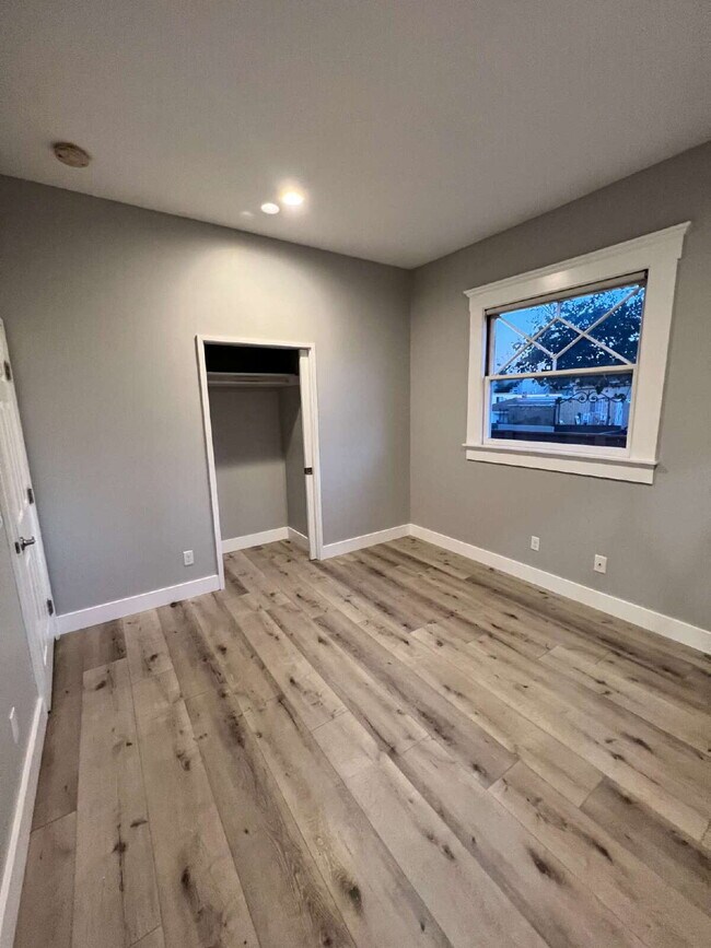 Building Photo - Fully renovated 2bed/1bath with private, g...