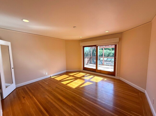 Building Photo - UPDATED BRIGHT 2000sf 4BR/2BA Monterey Hei...