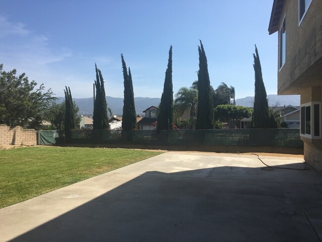 Building Photo - Stunning 5-Bedroom Home for Rent in Desirable Corona Neighborhood!