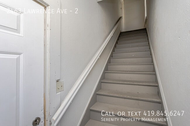 Building Photo - 2463 Lawrence Ave